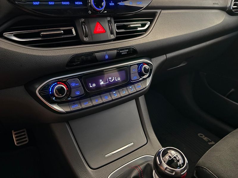 Hyundai i30 (2021) MHEV 1.5 TGDi N-line kombi - fotka 24 z 43