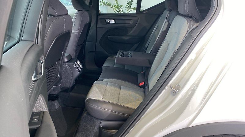 Volvo XC40 (2026) PLUS BLACK EDITION, B4 FWD, 14 - fotka 12 z 14