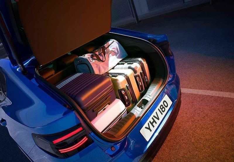 V útrobách obou vozů jsou shodné baterie a elektromotory