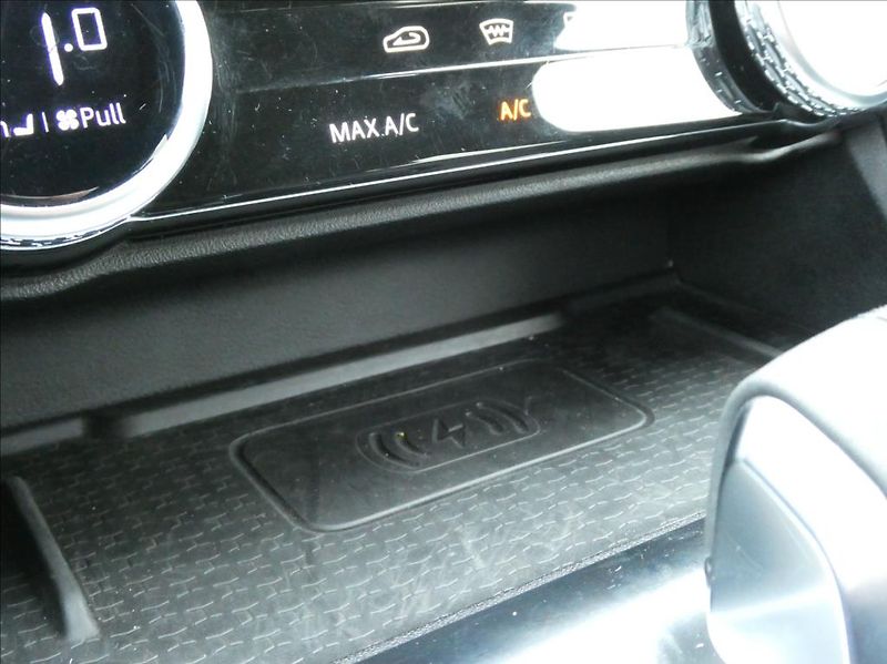 Jaguar XF 2,0 D200 R-Dynamic S,1M,ČR,DPH - fotka 24 z 36