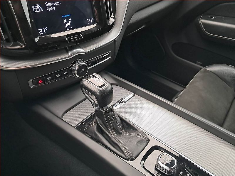 Volvo XC60 (2018) R-Design D4 AWD - fotka 16 z 18