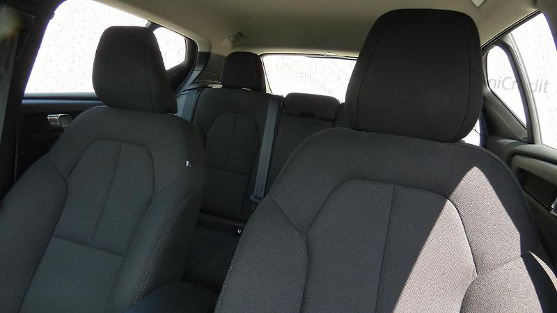 Volvo XC40 T2 FWD Momentum Core - fotka 7 z 22