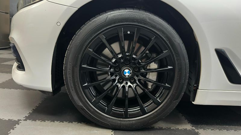 BMW Řada 5 XDIRVE/SPORT LINE/2 SADY GUM - fotka 13 z 55