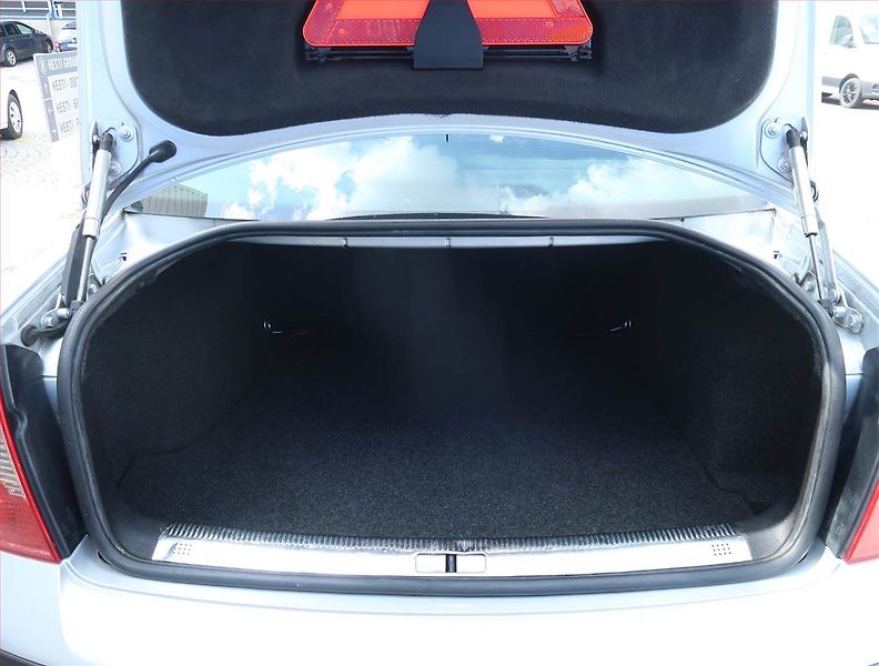 Volkswagen Passat (2004) 1.9 TDI, Automat, po STK - fotka 14 z 17