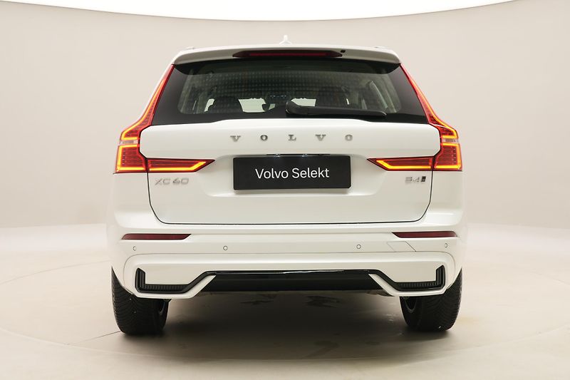 Volvo XC60 B4 AWD DARK PLUS AUT - fotka 12 z 55