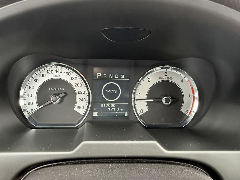 Jaguar XF 3,0 V6 Diesel Lux Automat - fotka 29 z 40