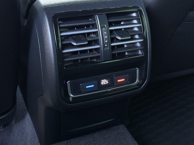 Volkswagen Passat 2.0TDi 4Motion DSG R-Line KAME - fotka 39 z 45