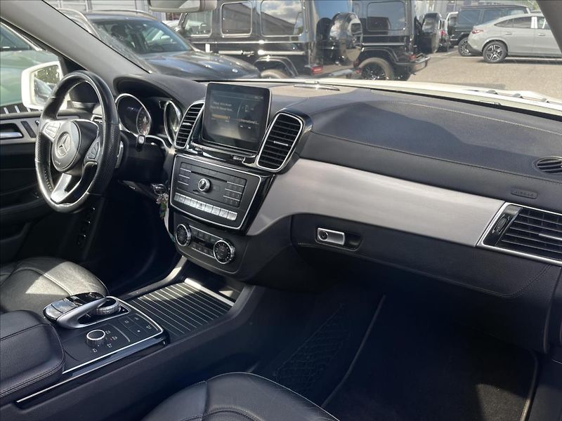 Mercedes-Benz GLS 350d 4MATIC - fotka 12 z 22