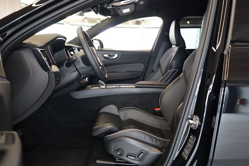 Volvo XC60 B5 Plus Black Edition, 360° - fotka 15 z 44