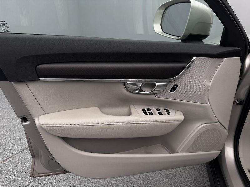Volvo V90 CC D4 AWD MOMENTUM AUT - fotka 17 z 46