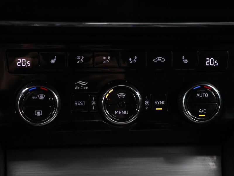 Škoda Superb 2,0 TSI DSG CZ Style 1.Maj DPH - fotka 24 z 32