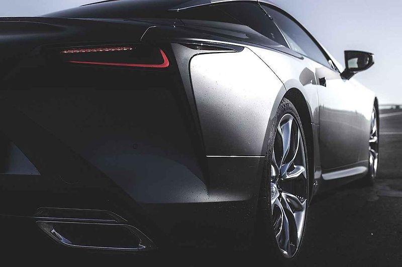 Interiér upraveného Nissanu GT-R.