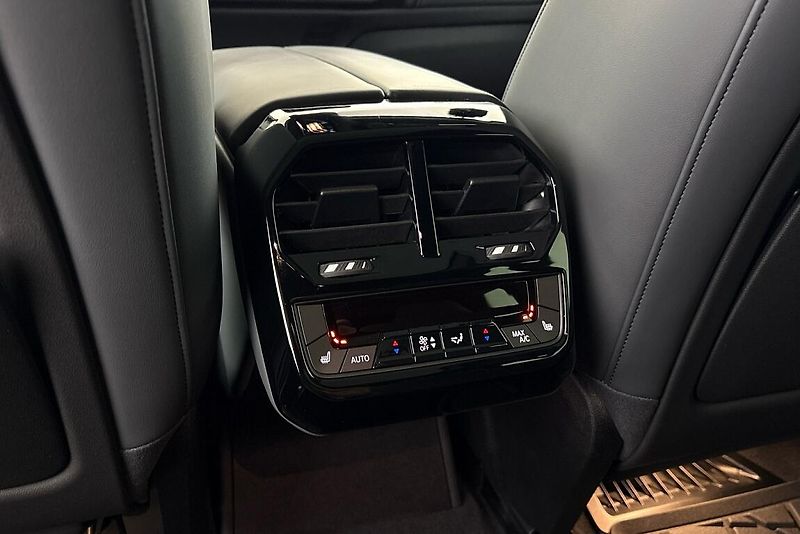BMW iX xDrive40 - fotka 25 z 27