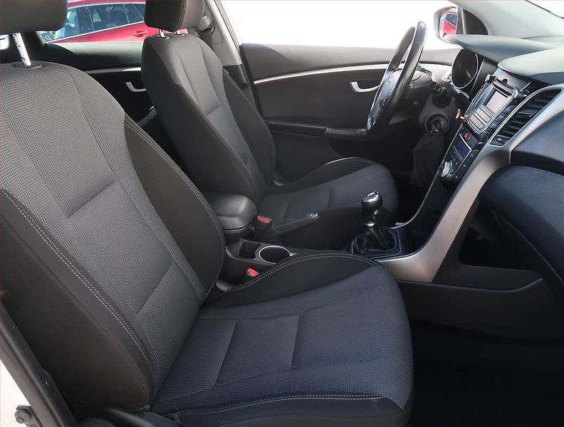 Hyundai i30 (2014) Weekend 1.6 MPI, Serv.kniha - fotka 9 z 17