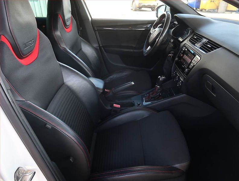 Škoda Octavia (2014) RS 2.0 TDI, Automat, Navi - fotka 9 z 22