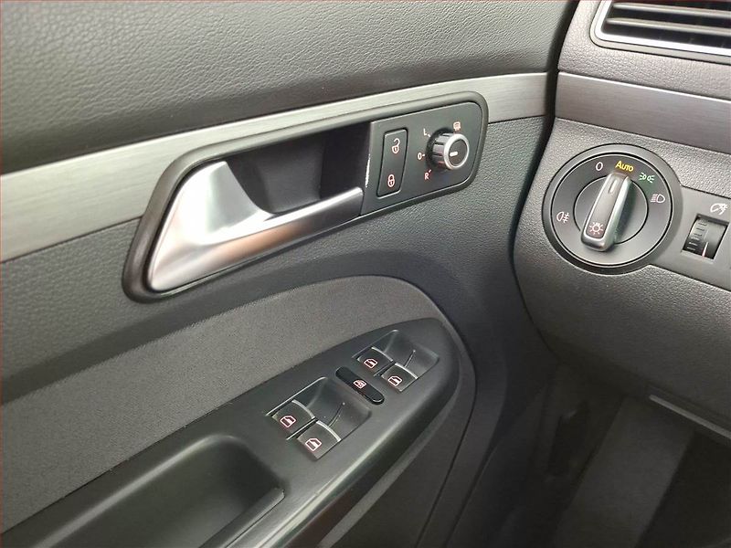 Volkswagen Touran (2011) 1.6 TDI, nová STK, servisované - fotka 14 z 14