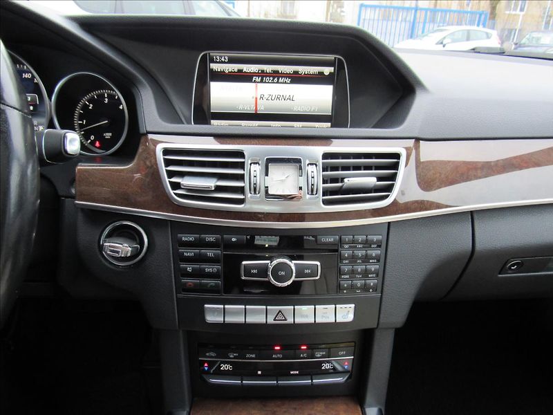 Mercedes-Benz Třídy E 3,0 CDi 350 Bluetec 4MATIC - fotka 16 z 35