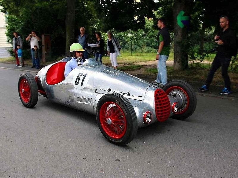 AMG 300 SEL má zajímavou přezdívku. Vozu se říká 