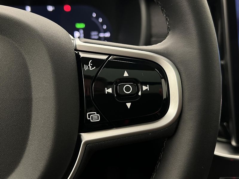 Volvo XC90 T8 AWD RECH. ULTRA DARK 7 MÍST - fotka 29 z 49