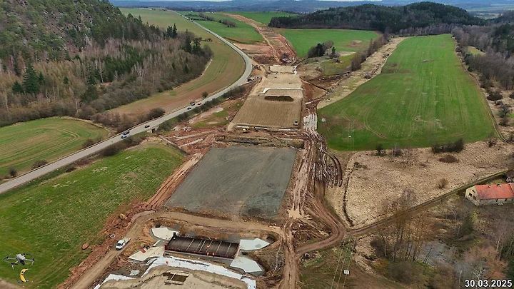 Záběry z výšky ukazují pokrok stavby D6 na Podbořansku.