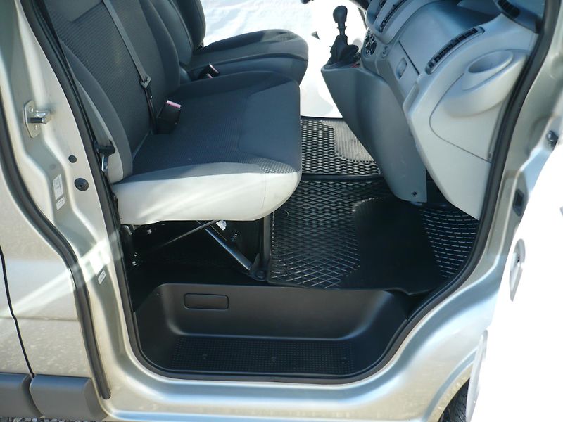 Opel Vivaro 2.5DCI 107Kw Long Klima - fotka 15 z 26