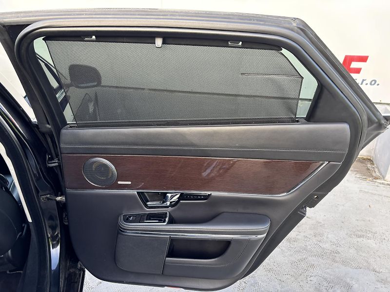 Jaguar XJ (2010) 3.0V6D Alu kola, rezervace - fotka 11 z 35
