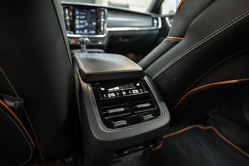 Volvo V90 Cross Country 2.0 140 kW - fotka 22 z 39