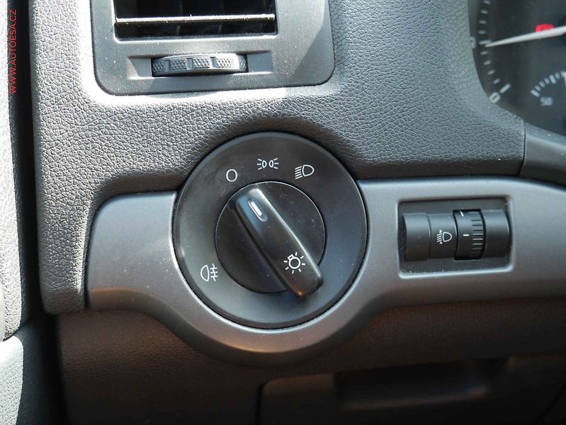 Škoda Octavia (2012) 1.6i, AC, tažné - fotka 15 z 16