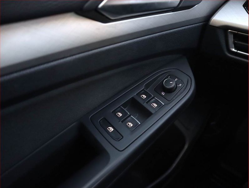 Volkswagen Golf (2022) Life 2.0 TDI, Automat - fotka 20 z 22