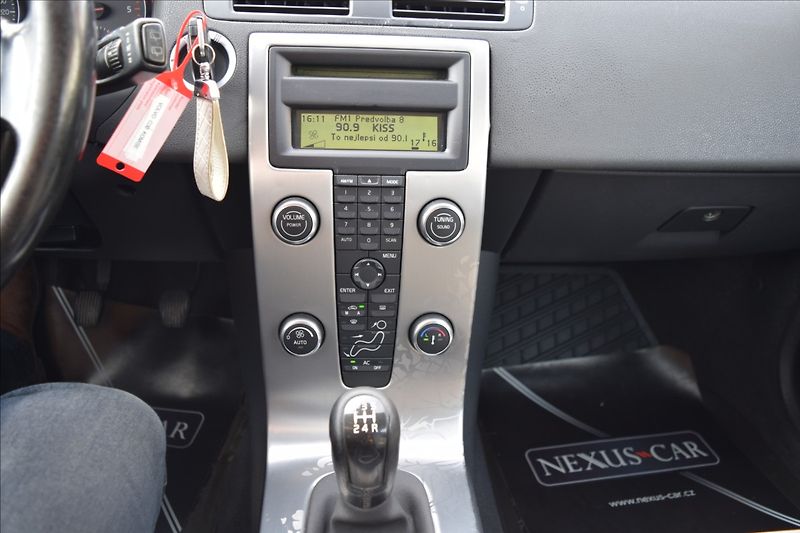 Volvo C30 1,6 80KW PO SERVISE - fotka 28 z 35