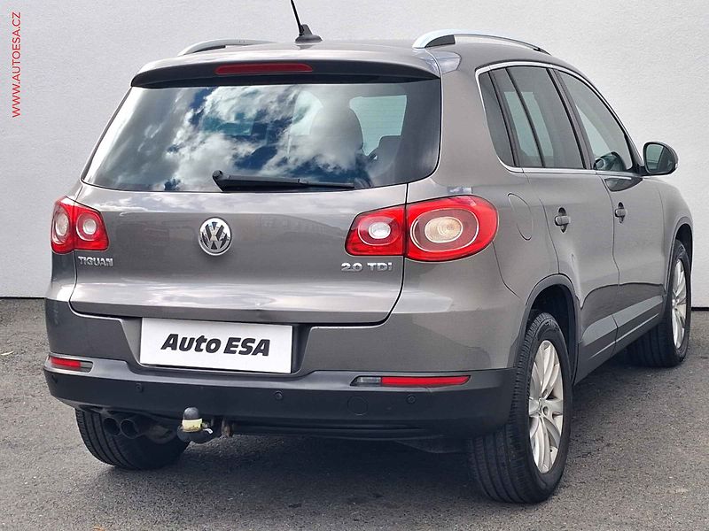 Volkswagen Tiguan (2009) 2.0 TDi 4x4, AC, xenon, navi - fotka 4 z 17
