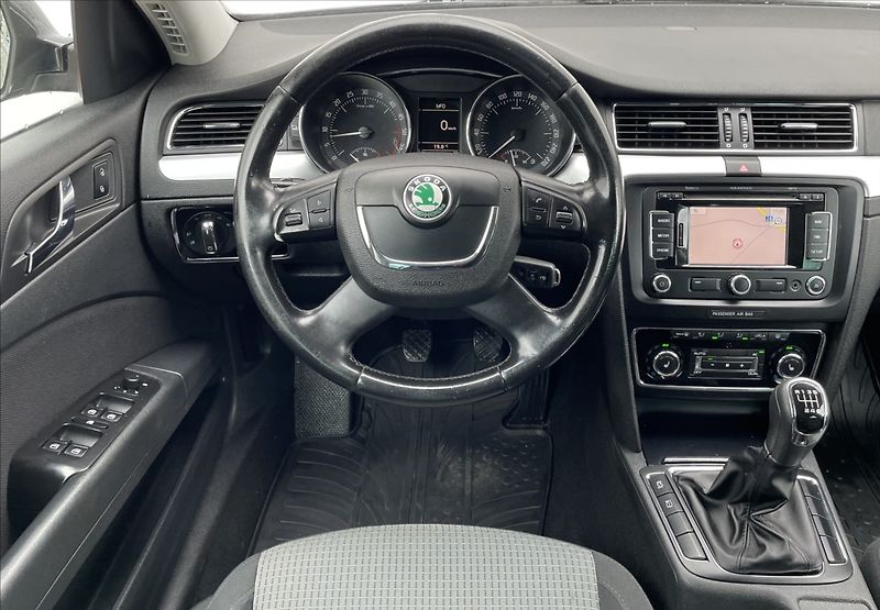 Škoda Superb 2,0 TDi,103kW,STK 6/28 - fotka 13 z 23