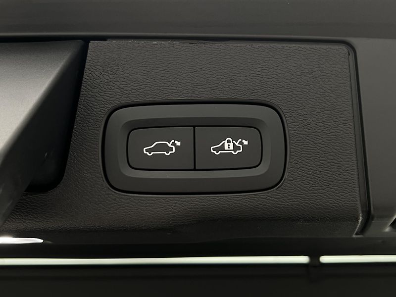 Volvo XC60 B5 AWD BLACK EDITION PLUS AUT  - fotka 44 z 46