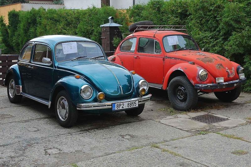 01 - Automobilový nadšenec a sběratel Jaromír Kostlivý otevřel ve Stodu u Plzně nové muzeum veteránů věnované vozům značek Volkswagen Brouk a Porsche. Návštěvníci uvidí naleštěné brouky i auta v procesu renovace, expozice čítá na 40 vozů.