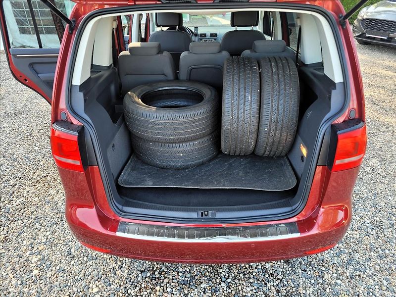 Volkswagen Touran 2,0 dsg,Highline,kůže,navi - fotka 36 z 44