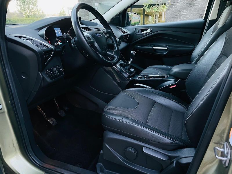 Ford Kuga 2.0TDCi 4x4 MAN TAŽNÉ 1MAJITEL - fotka 29 z 47