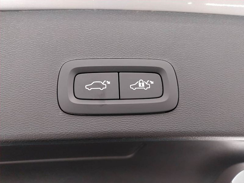 Volvo XC40 (2025) B3 - fotka 16 z 22