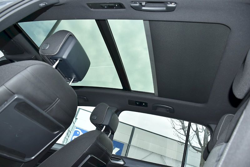 Volkswagen Touran (2021) R-Line 2,0 TDI 110kW 7DSG - fotka 30 z 35