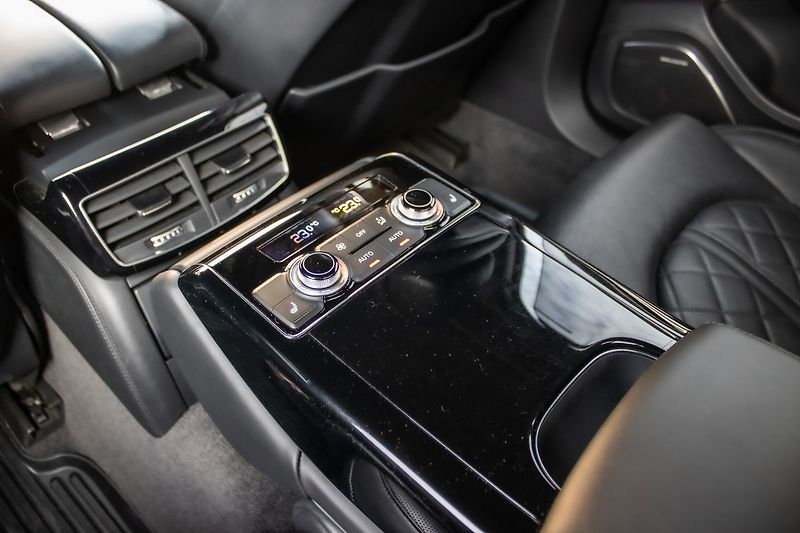 Audi S8 - fotka 29 z 30