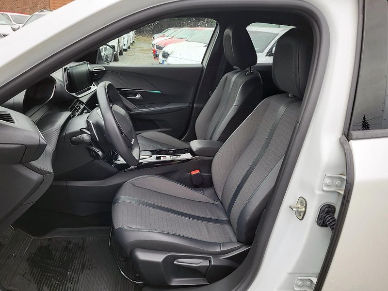 Peugeot 2008 ALLURE 1.2 PureTech 130k EAT8 - fotka 7 z 45