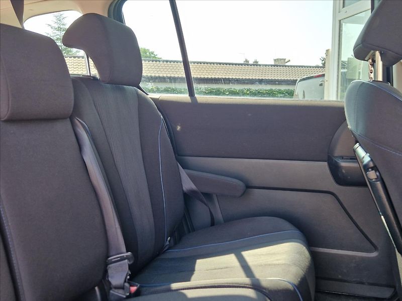 Mazda 5 1,6 MZR-CD 85kW 7MÍST +ALUZIMA - fotka 13 z 29