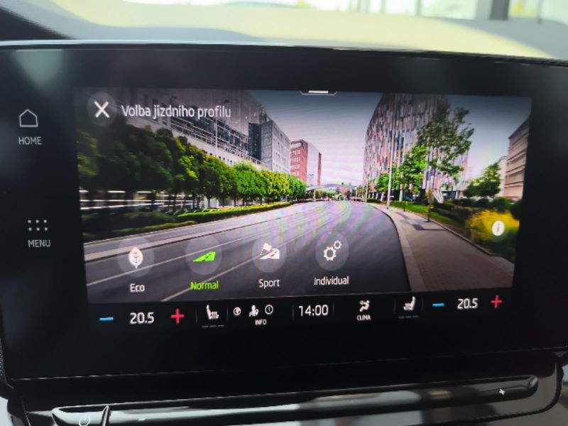 Škoda Octavia 2.0 TDi Sportline DSG - fotka 17 z 24