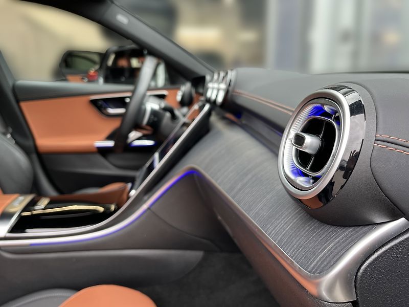 Mercedes-Benz Třídy C C-Třída 220 d 4MATIC AMG Editi - fotka 18 z 21