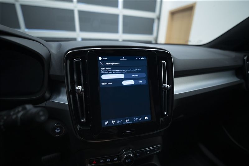 Volvo XC40 2,0 B3 NAVI KAMERA 360° TAŽNÉ - fotka 28 z 38