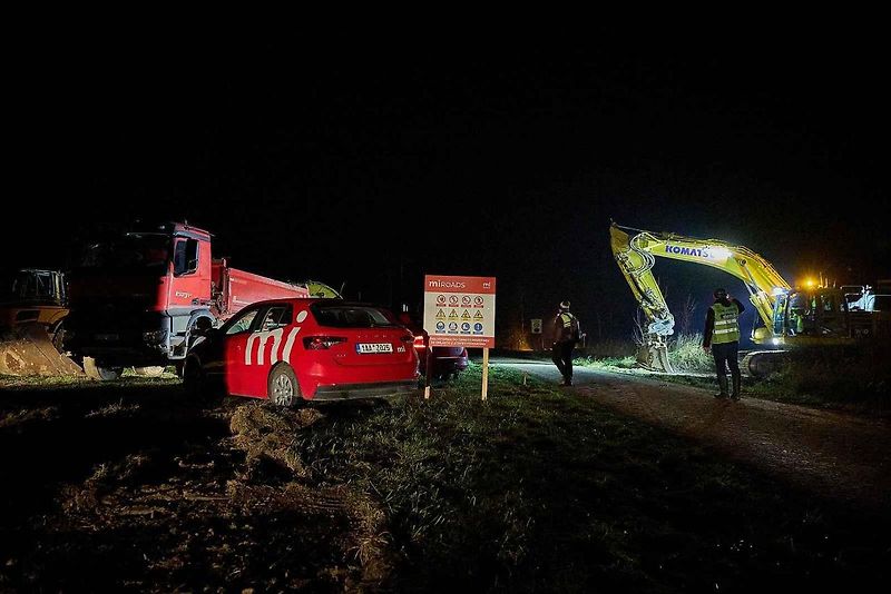 Na stavbě dálnice D11 se pracuje i za tmy.