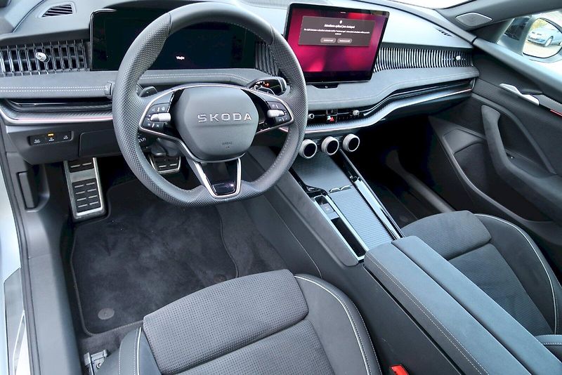 Škoda Superb (2025) Combi SportLine  2,0 TSi/150 k - fotka 8 z 33
