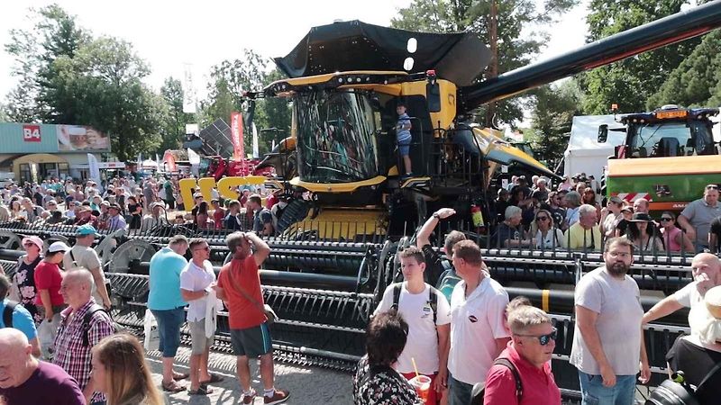 Superkombajn s motorem jako 16 aut: Mlátička má vlastní mozek a 775 koní