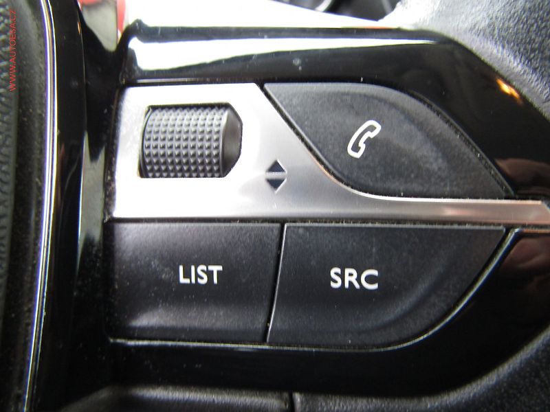 Peugeot 2008 (2020) 1.2 PT, 1.maj,ČR, Active - fotka 14 z 19