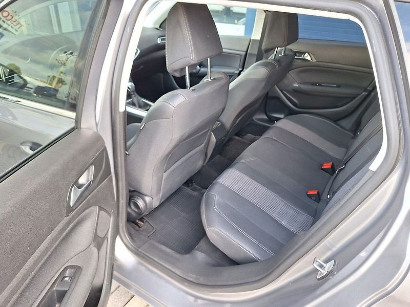 Peugeot 308 (2018) SW ALLURE 1,2PT 130k M6 - fotka 12 z 18