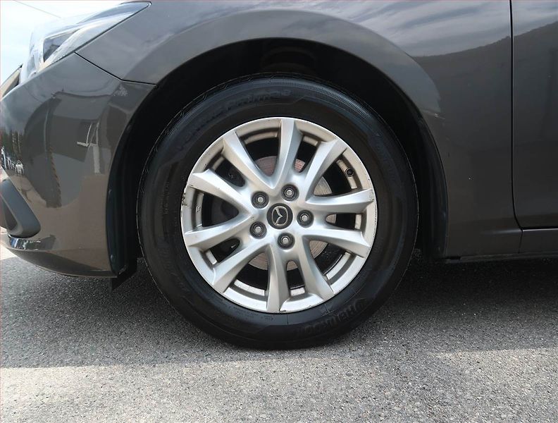 Mazda 3 (2015) 1.5 Skyactiv-G, Xenony - fotka 14 z 18